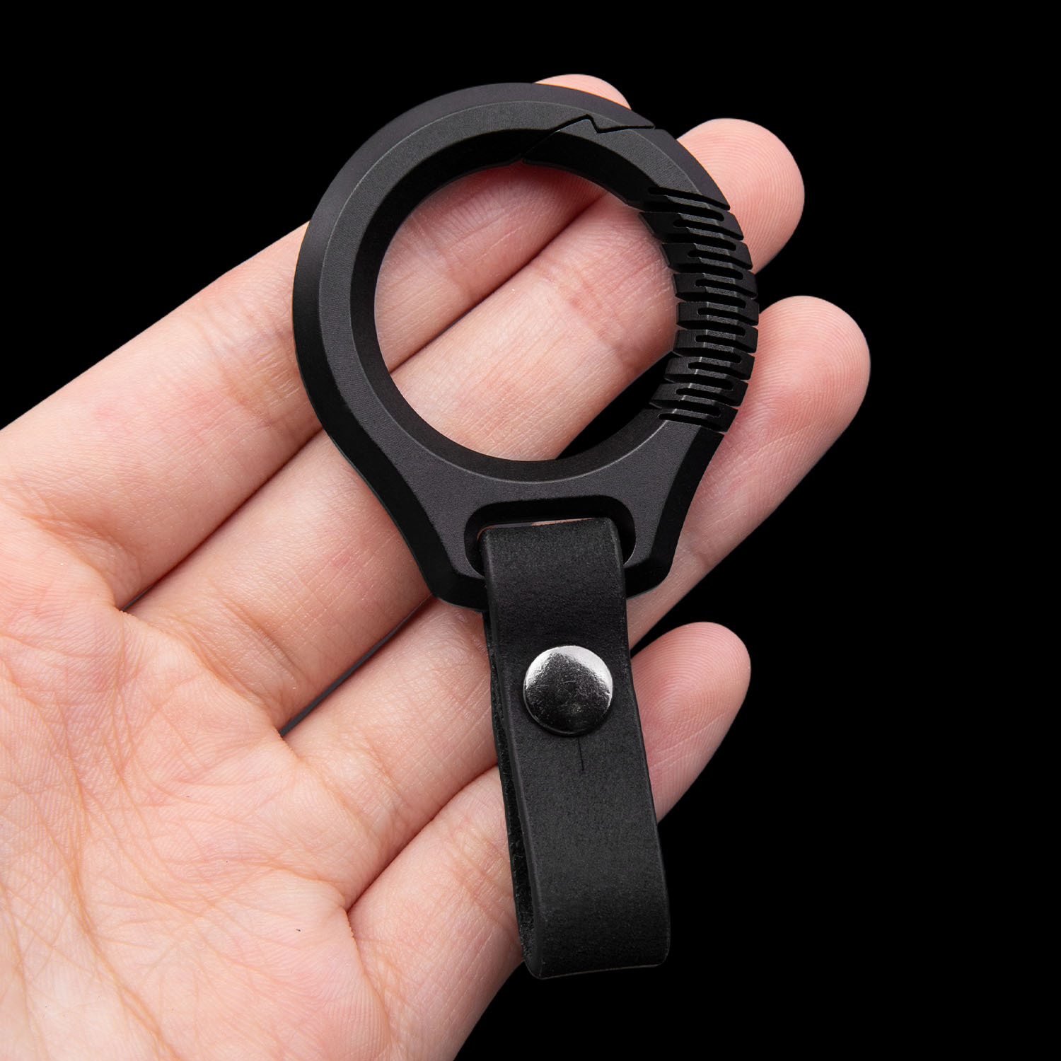 Black Titanium Key Chain Luxur - đánh giá và giá Leatherwork Ruler